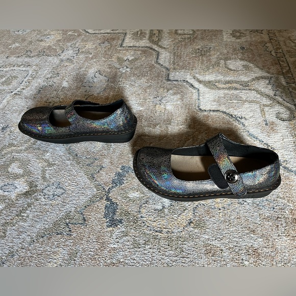 Savvy Jane Nursing Shoe in Black & Silver - Picture 2 of 6